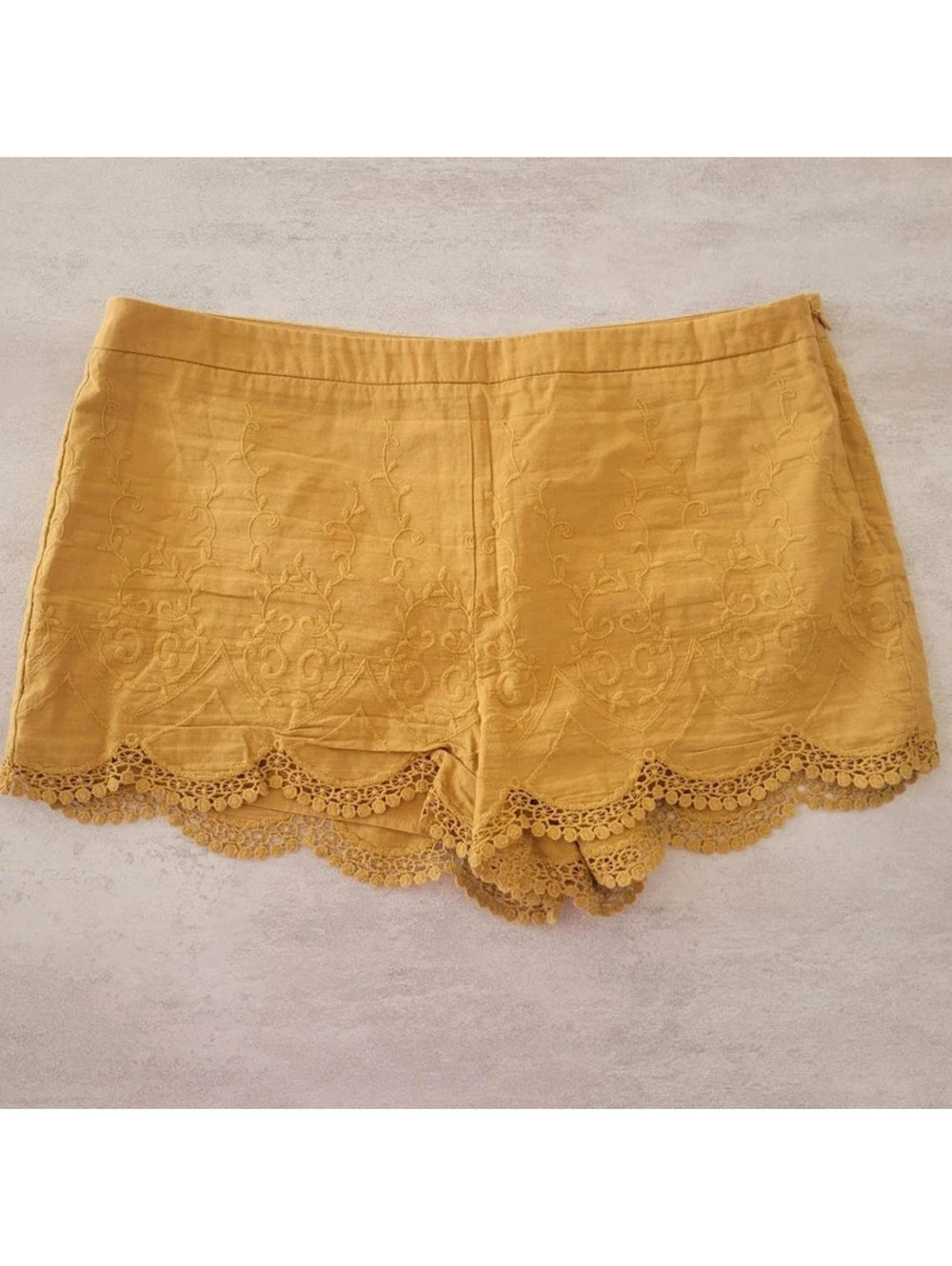 Forever 21 Embroidered Scallop Shorts Medium Womens Gold Zipper